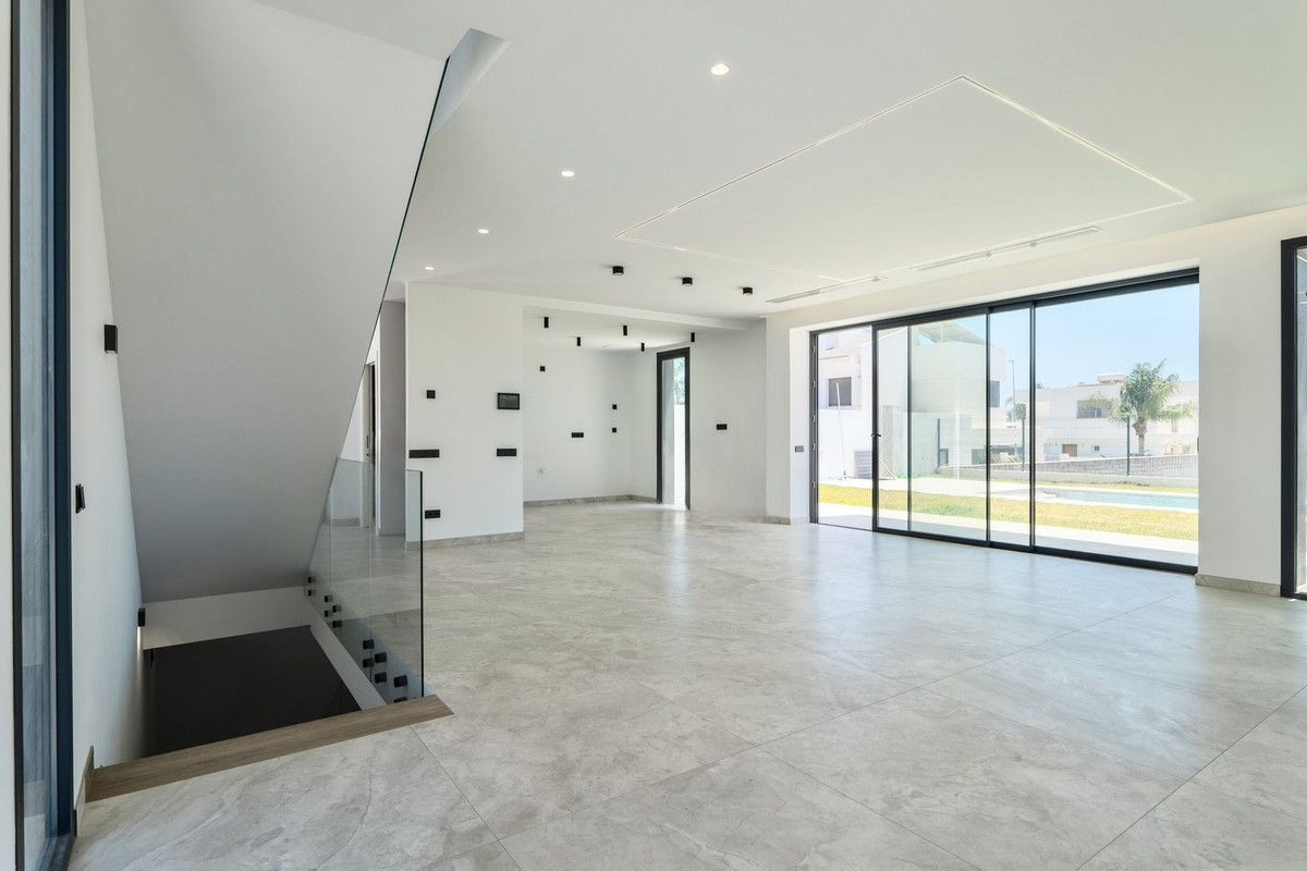 2 Bed Townhouse for sale in Sierrezuela Costa Del Sol, Málaga, Spain