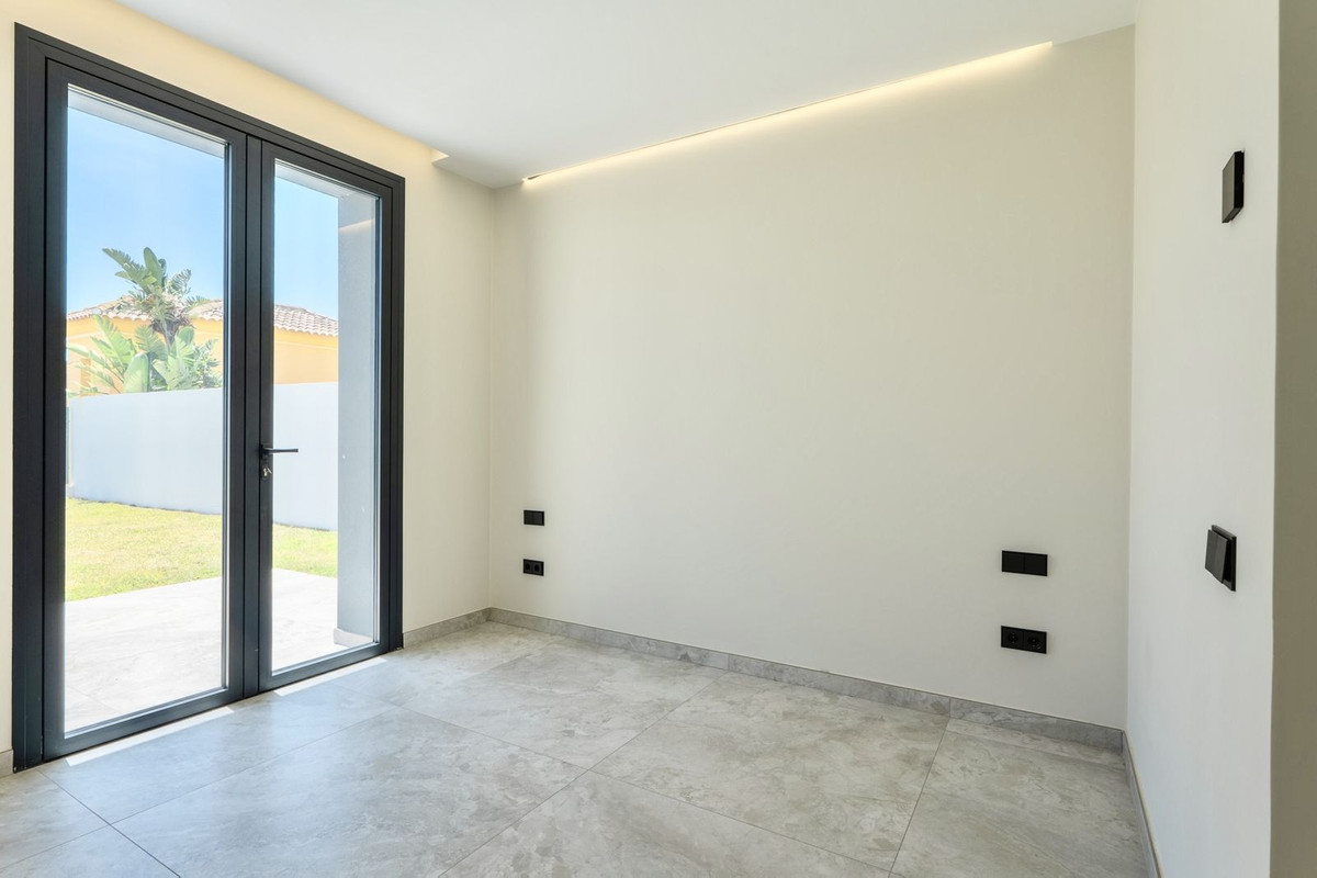 2 Bed Townhouse for sale in Sierrezuela Costa Del Sol, Málaga, Spain
