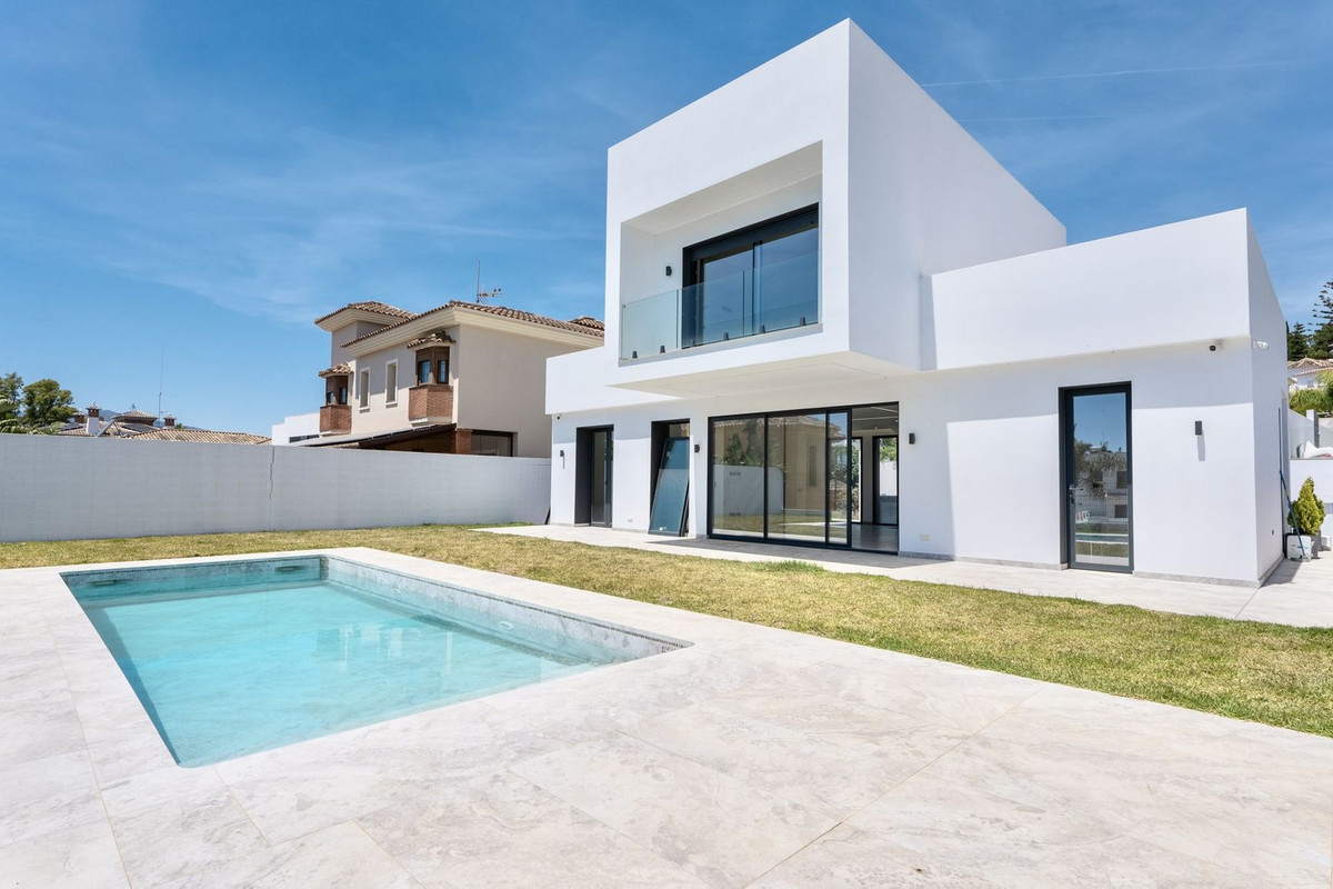 2 Bed Townhouse for sale in Sierrezuela Costa Del Sol, Málaga, Spain