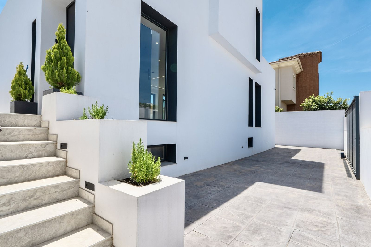 2 Bed Townhouse for sale in Sierrezuela Costa Del Sol, Málaga, Spain
