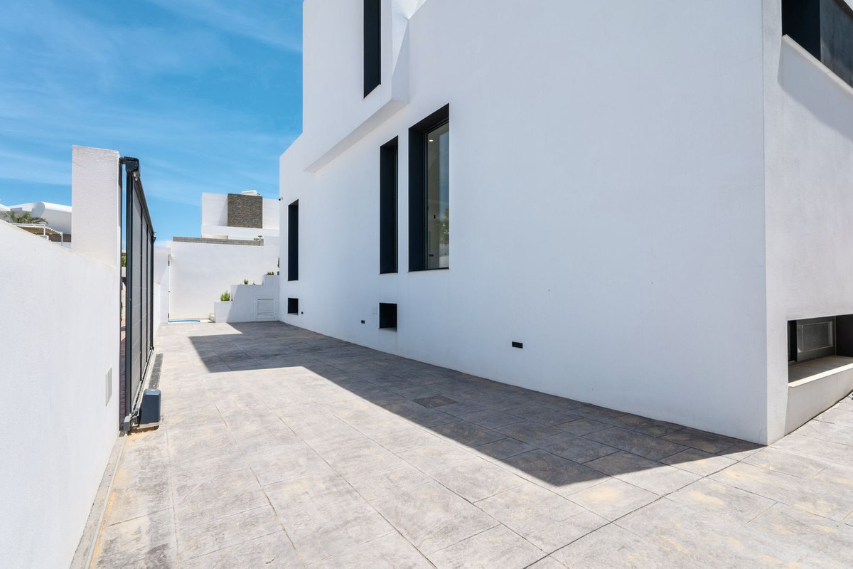 2 Bed Townhouse for sale in Sierrezuela Costa Del Sol, Málaga, Spain