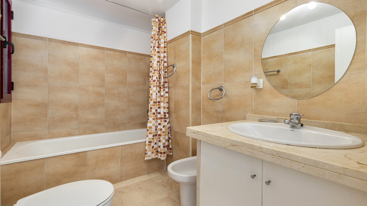 Se vende Apartamento Planta Media de 2 dormitorios en Costa Del Sol, Málaga, España