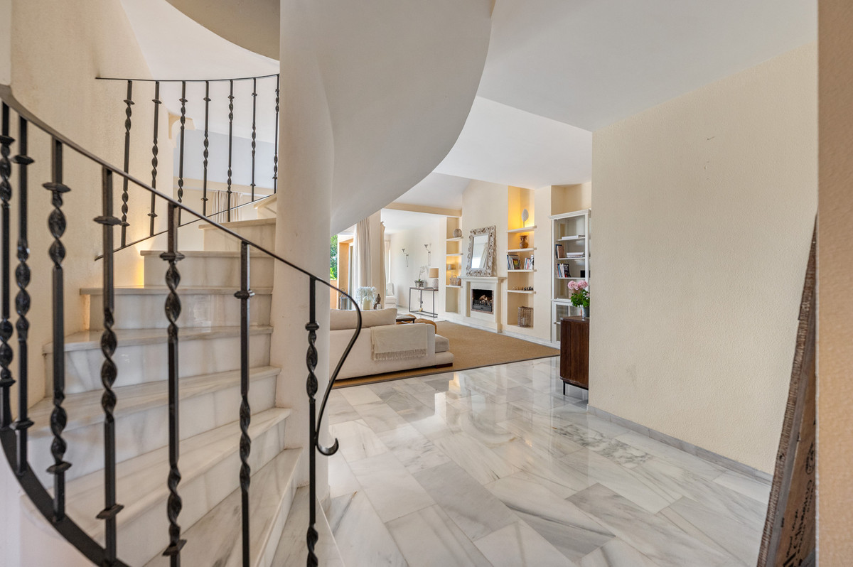 3 Bed Apartment for sale in Nueva Andalucía Costa Del Sol, Málaga, Spain