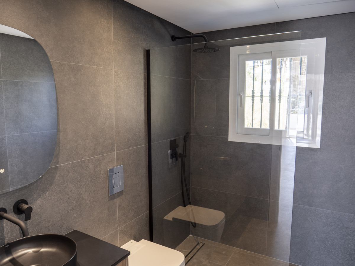3 Bed Apartment for sale in La Quinta Costa Del Sol, Málaga, Spain