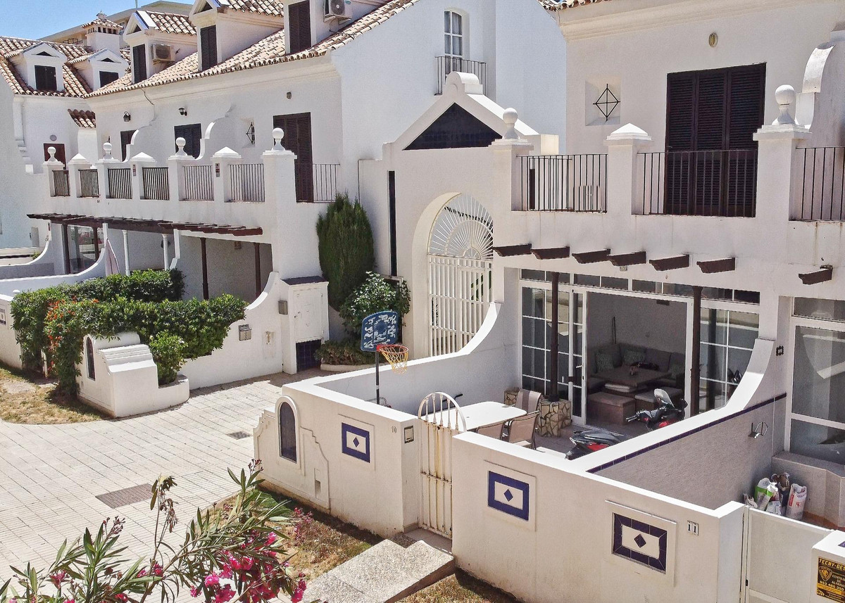 4 Bed Townhouse for sale in Fuengirola Costa Del Sol, Málaga, Spain