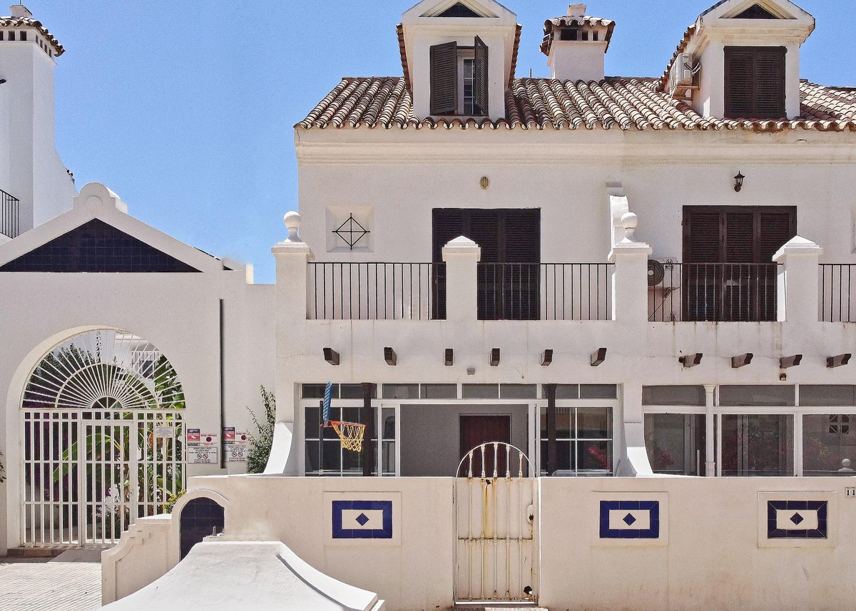 4 Bed Townhouse for sale in Fuengirola Costa Del Sol, Málaga, Spain