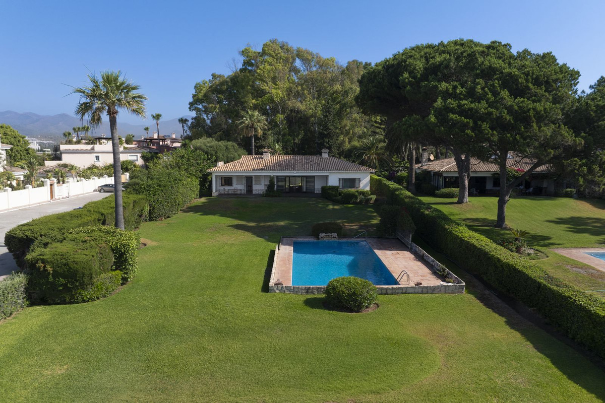 Se vende Villa - Chalet de 5 dormitorios en Costa Del Sol, Málaga, España