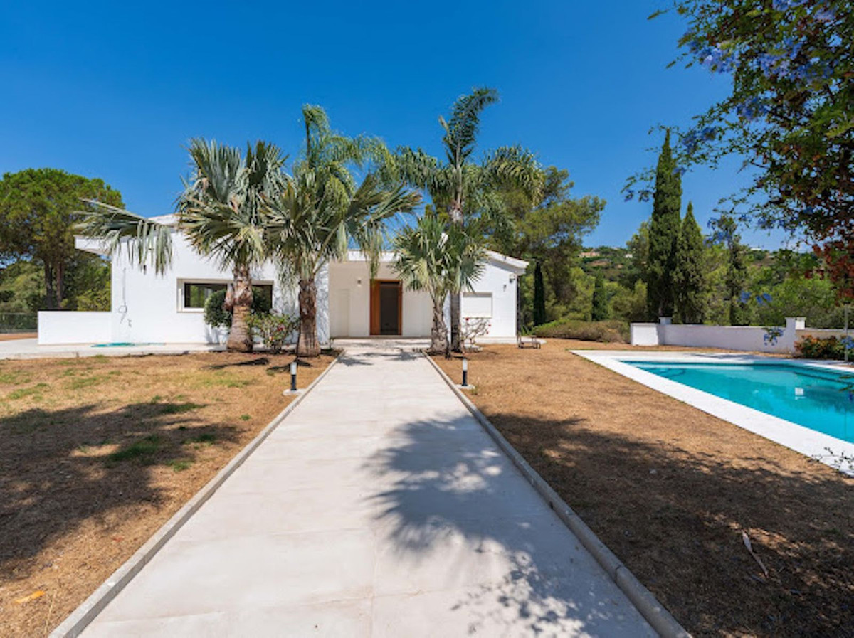 5 Bed Townhouse for sale in El Madroñal Costa Del Sol, Málaga, Spain