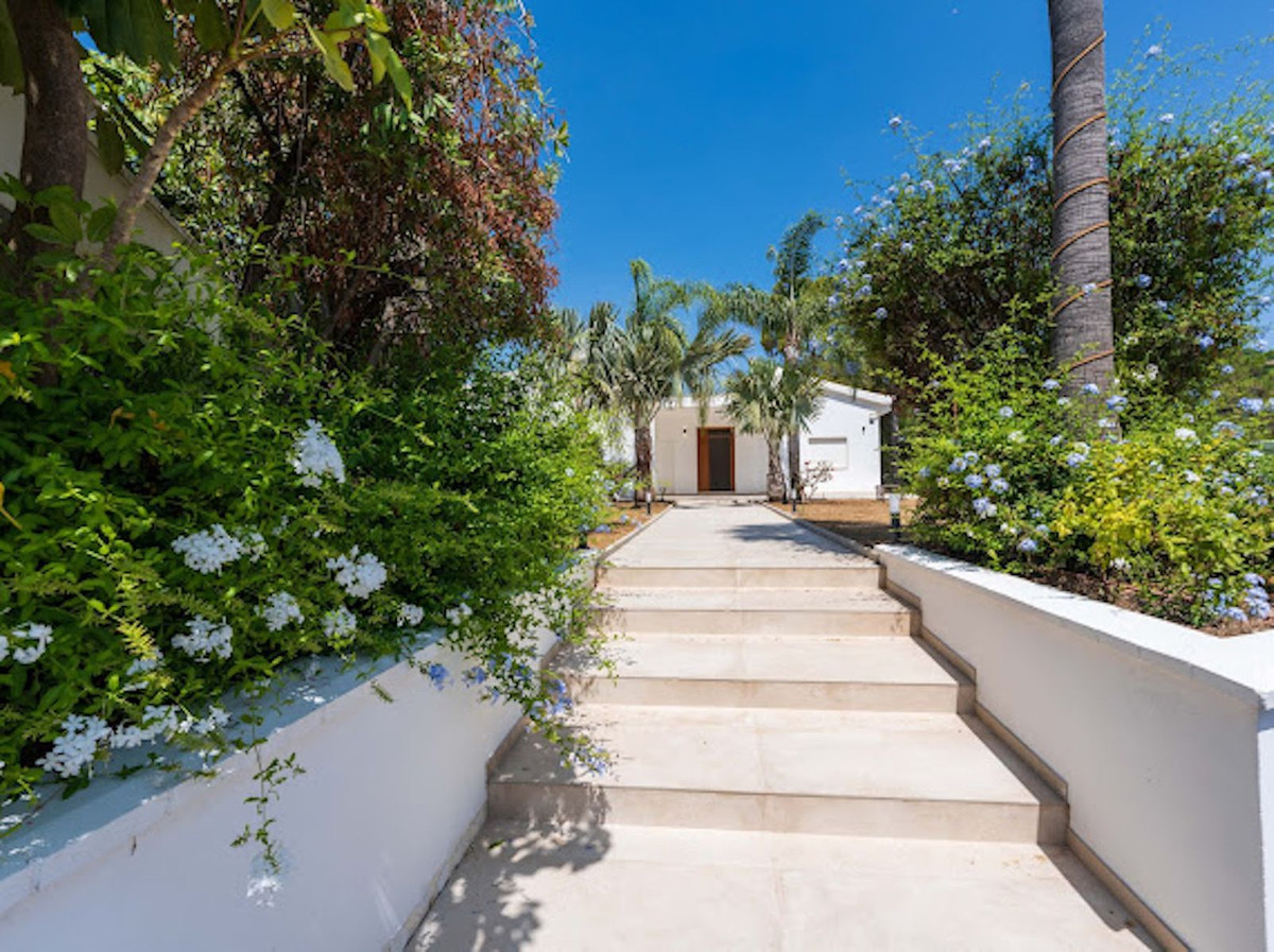 5 Bed Townhouse for sale in El Madroñal Costa Del Sol, Málaga, Spain