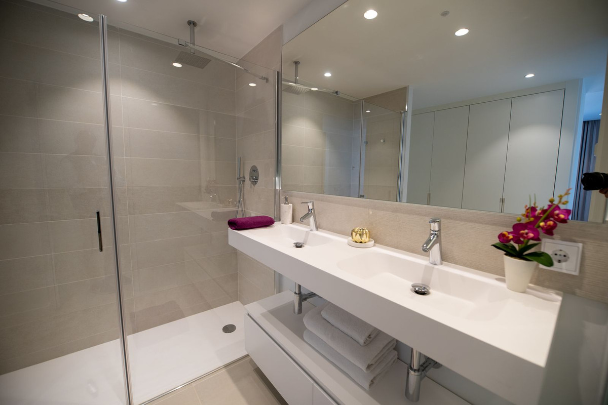 Se vende Apartamento Planta Media de 2 dormitorios en Costa Del Sol, Málaga, España