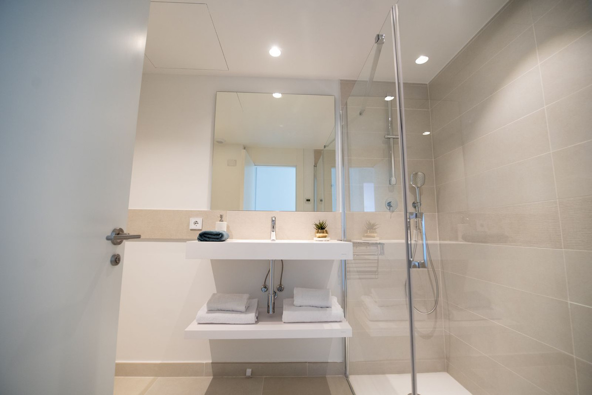 Se vende Apartamento Planta Media de 2 dormitorios en Costa Del Sol, Málaga, España