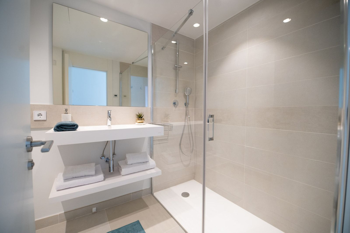 Se vende Apartamento Planta Media de 2 dormitorios en Costa Del Sol, Málaga, España