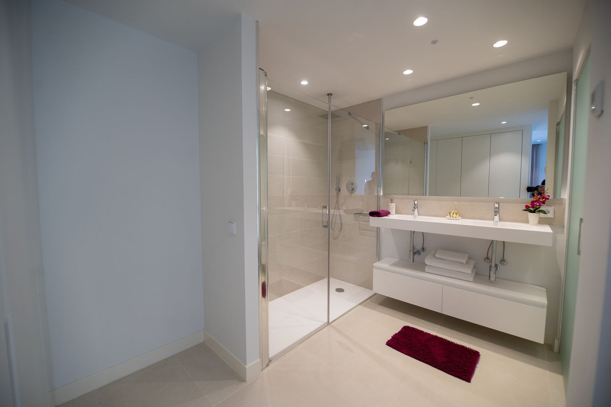 Se vende Apartamento Planta Media de 2 dormitorios en Costa Del Sol, Málaga, España