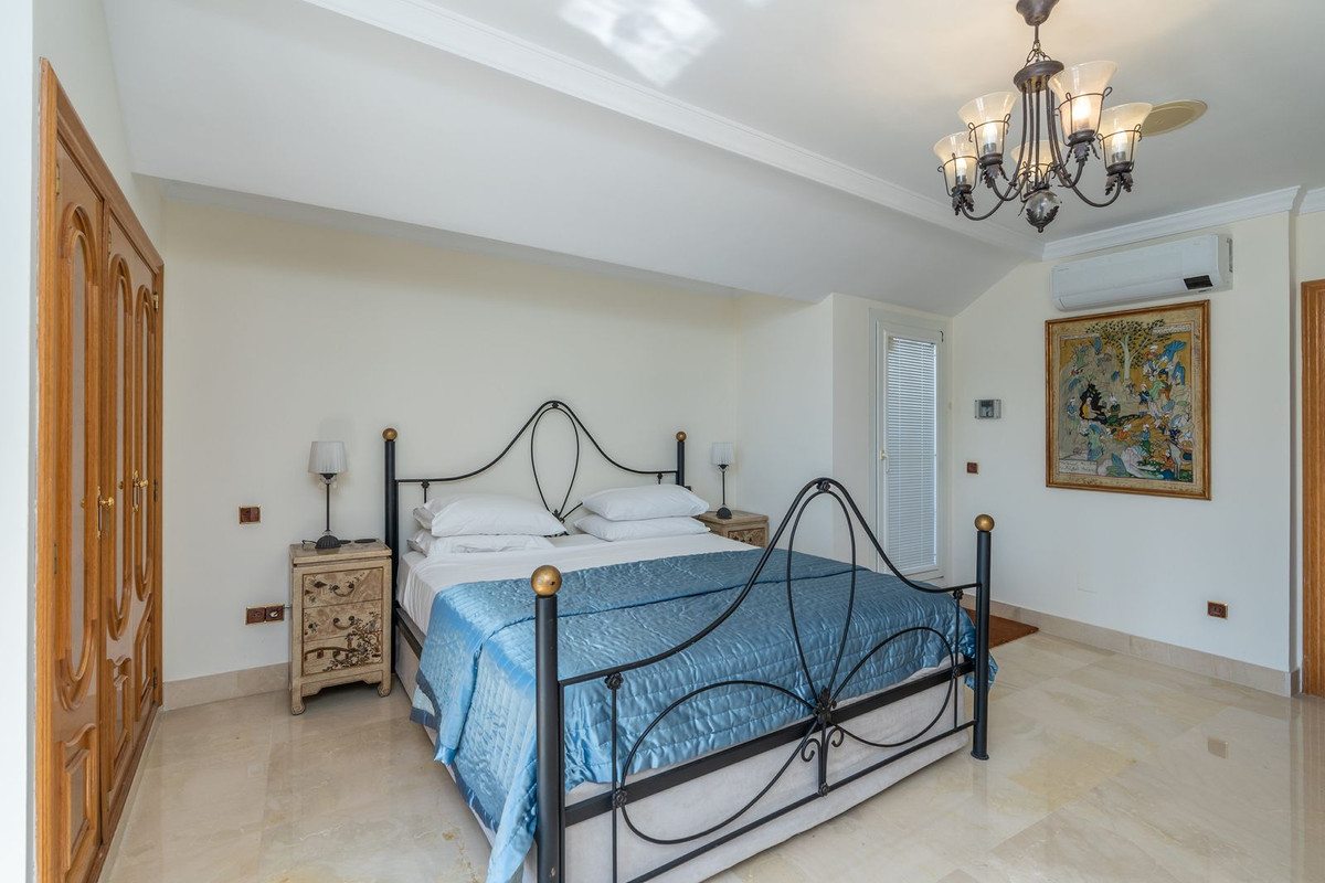 5 Bed Apartment for sale in Marbella Costa Del Sol, Málaga, Spain
