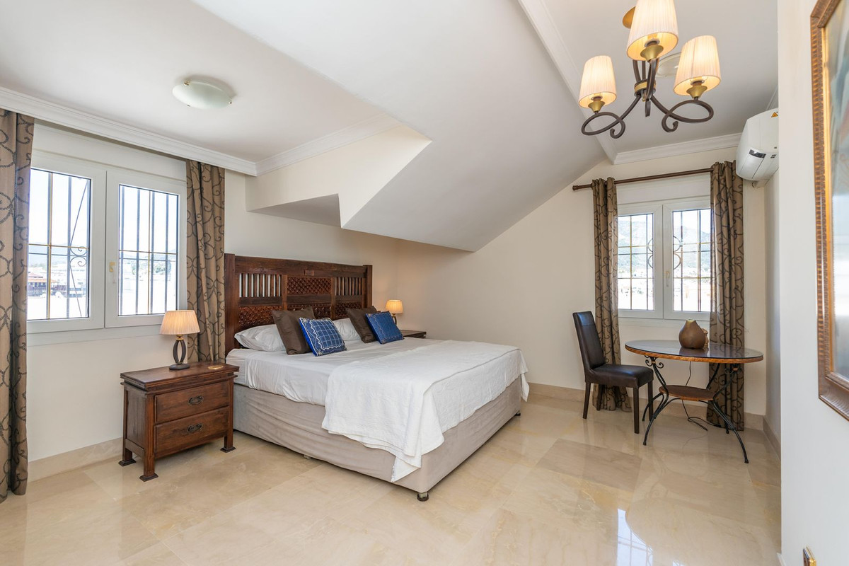 5 Bed Apartment for sale in Marbella Costa Del Sol, Málaga, Spain