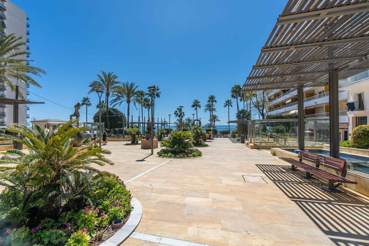 5 Bed Apartment for sale in Marbella Costa Del Sol, Málaga, Spain