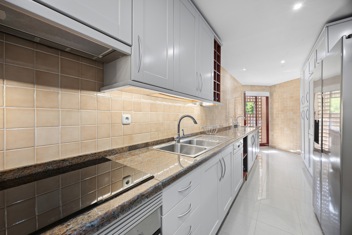 3 Bed Apartment for sale in San Pedro De Alcántara Costa Del Sol, Málaga, Spain
