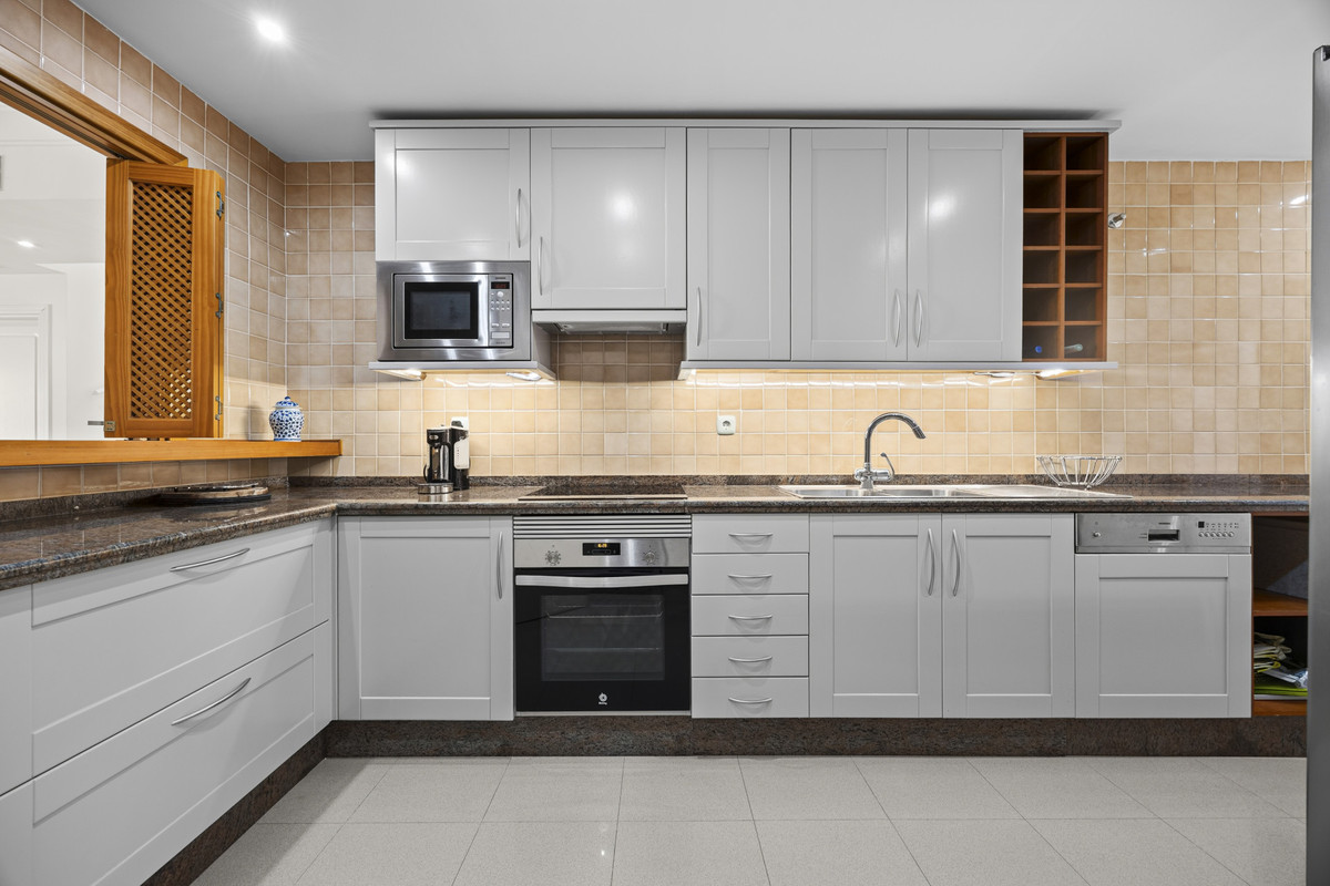 3 Bed Apartment for sale in San Pedro De Alcántara Costa Del Sol, Málaga, Spain