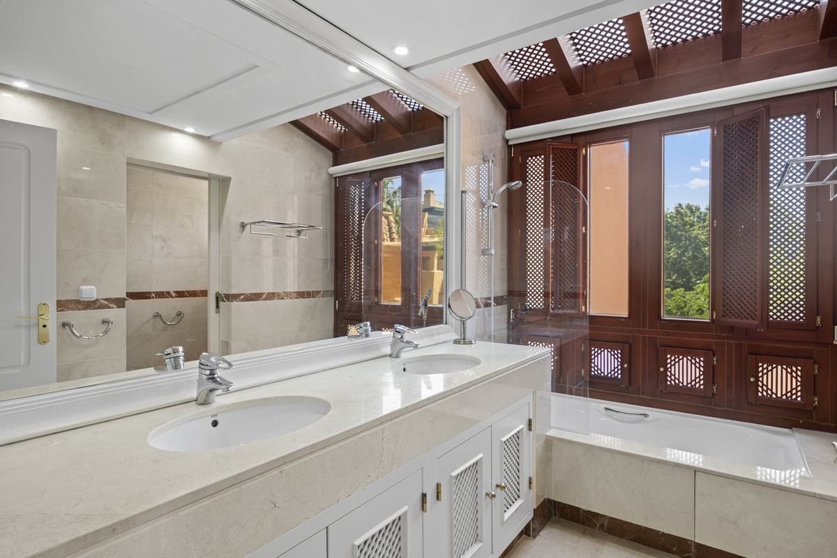 3 Bed Apartment for sale in San Pedro De Alcántara Costa Del Sol, Málaga, Spain