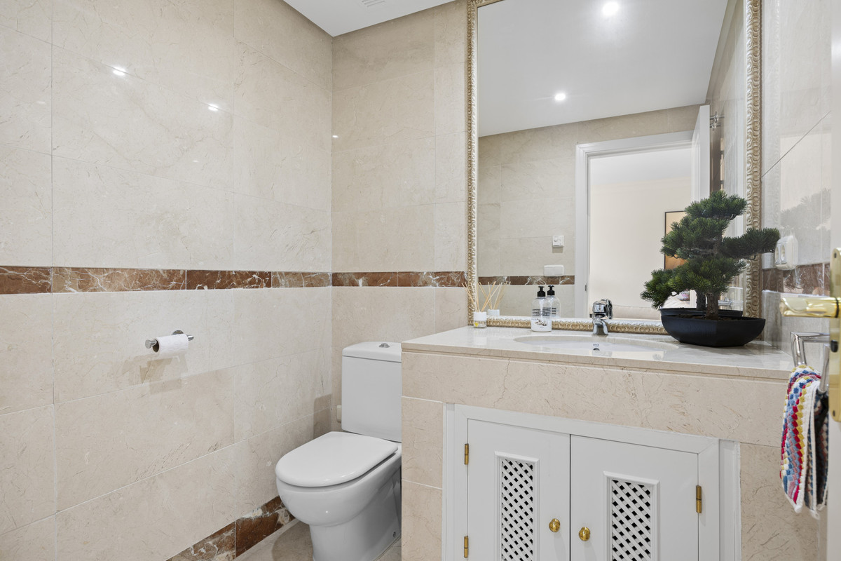 3 Bed Apartment for sale in San Pedro De Alcántara Costa Del Sol, Málaga, Spain