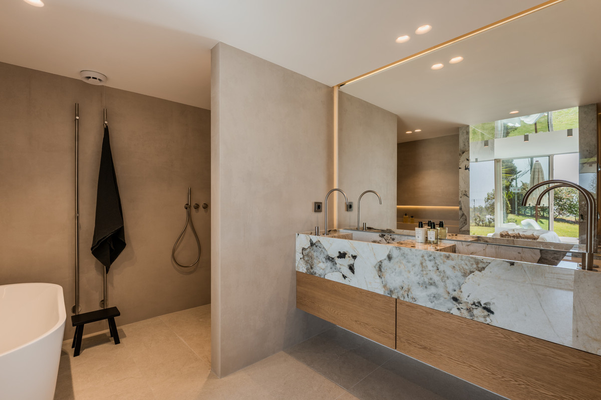 4 Bed Apartment for sale in Aloha Costa Del Sol, Málaga, Spain