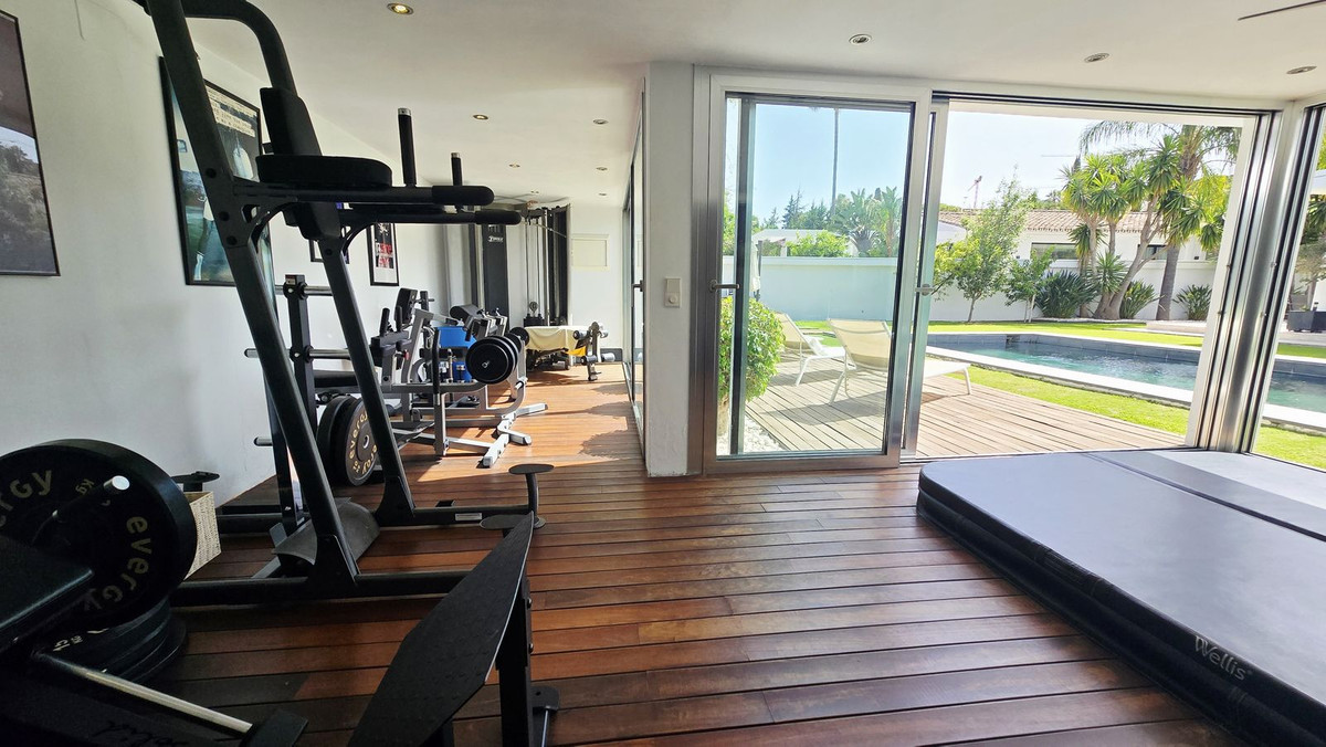 5 Bed Townhouse for sale in Nueva Andalucía Costa Del Sol, Málaga, Spain