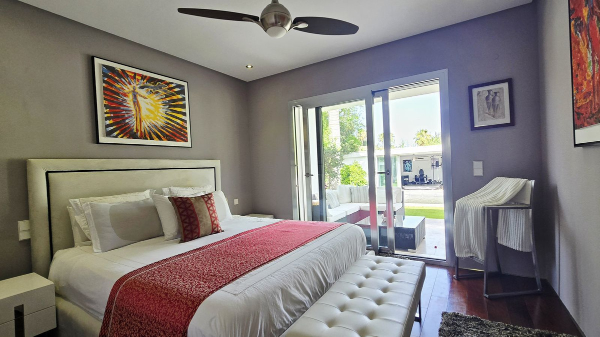 5 Bed Townhouse for sale in Nueva Andalucía Costa Del Sol, Málaga, Spain