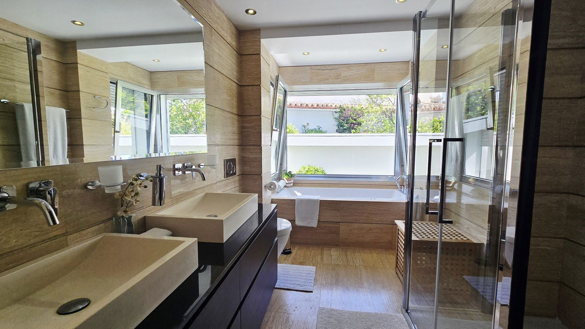 5 Bed Townhouse for sale in Nueva Andalucía Costa Del Sol, Málaga, Spain
