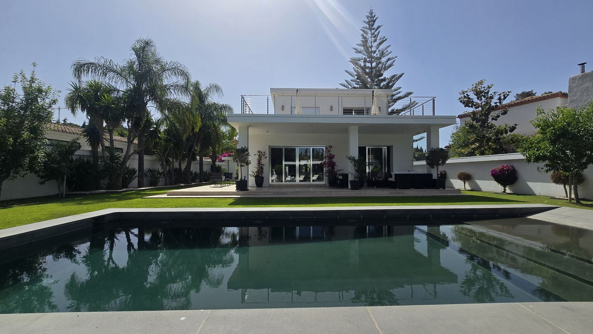 5 Bed Townhouse for sale in Nueva Andalucía Costa Del Sol, Málaga, Spain