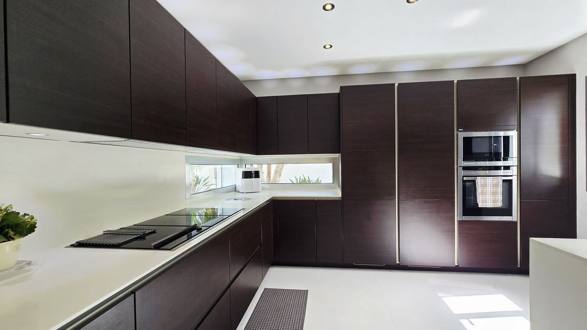5 Bed Townhouse for sale in Nueva Andalucía Costa Del Sol, Málaga, Spain