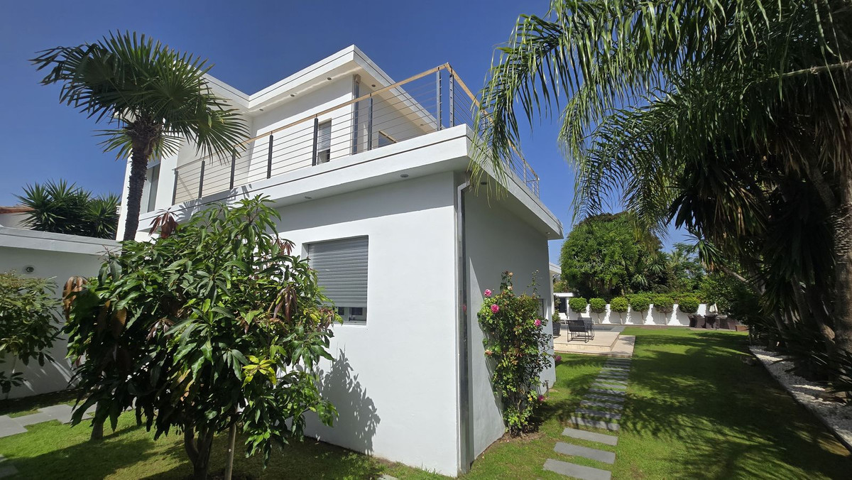 5 Bed Townhouse for sale in Nueva Andalucía Costa Del Sol, Málaga, Spain