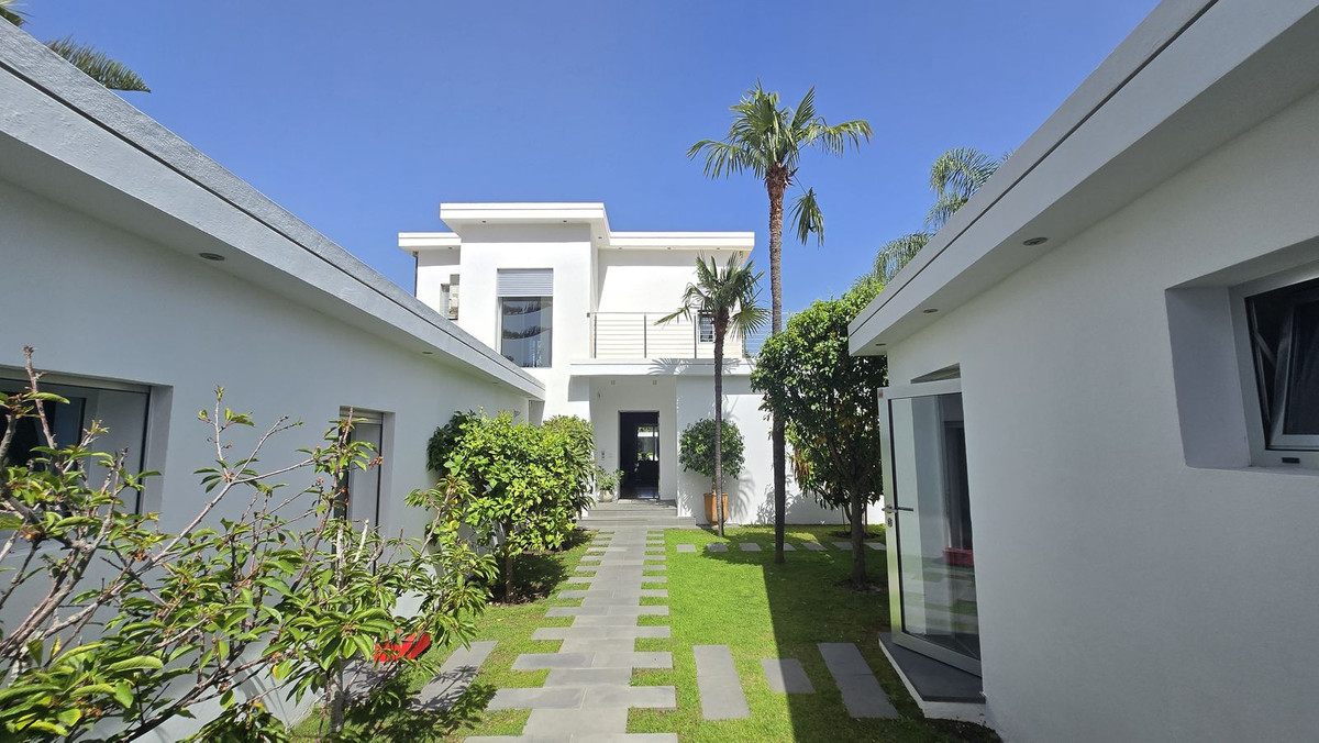 5 Bed Townhouse for sale in Nueva Andalucía Costa Del Sol, Málaga, Spain