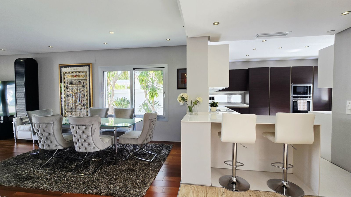 5 Bed Townhouse for sale in Nueva Andalucía Costa Del Sol, Málaga, Spain