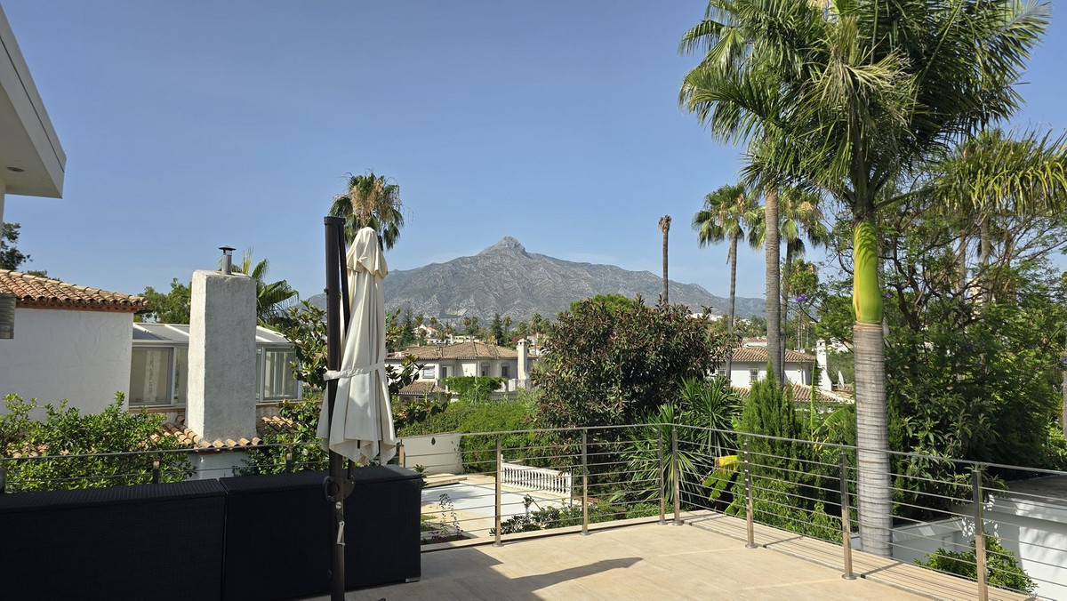 5 Bed Townhouse for sale in Nueva Andalucía Costa Del Sol, Málaga, Spain