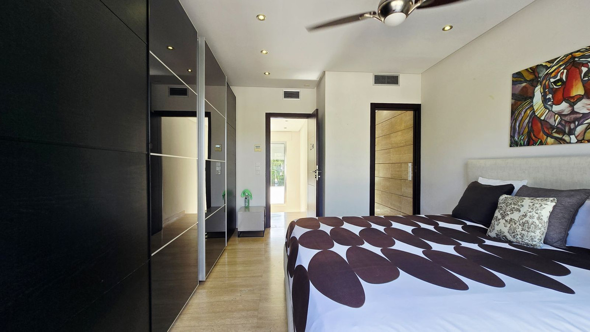 5 Bed Townhouse for sale in Nueva Andalucía Costa Del Sol, Málaga, Spain