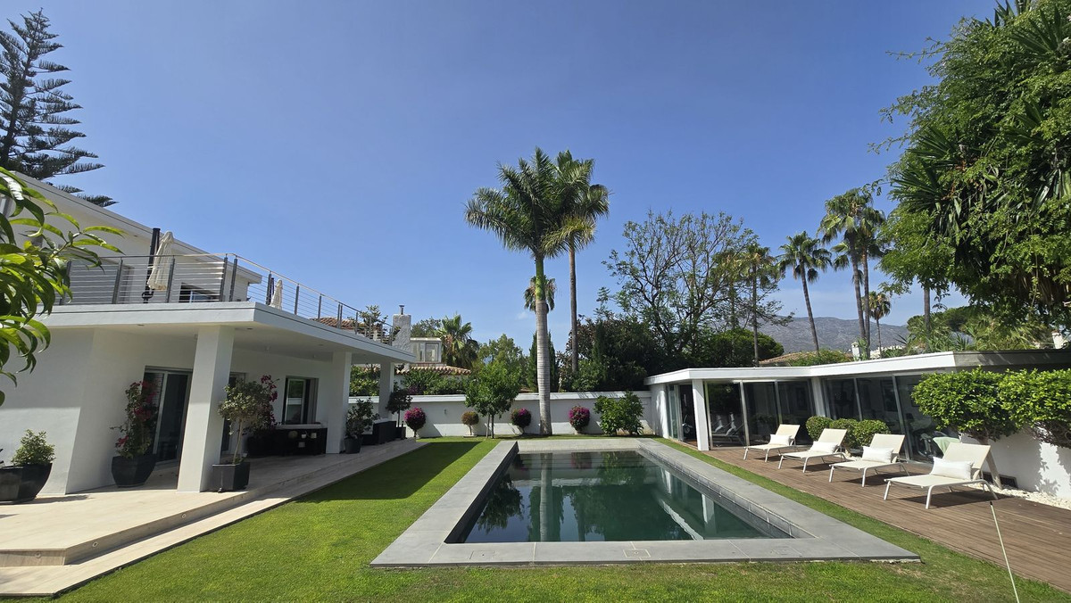 5 Bed Townhouse for sale in Nueva Andalucía Costa Del Sol, Málaga, Spain