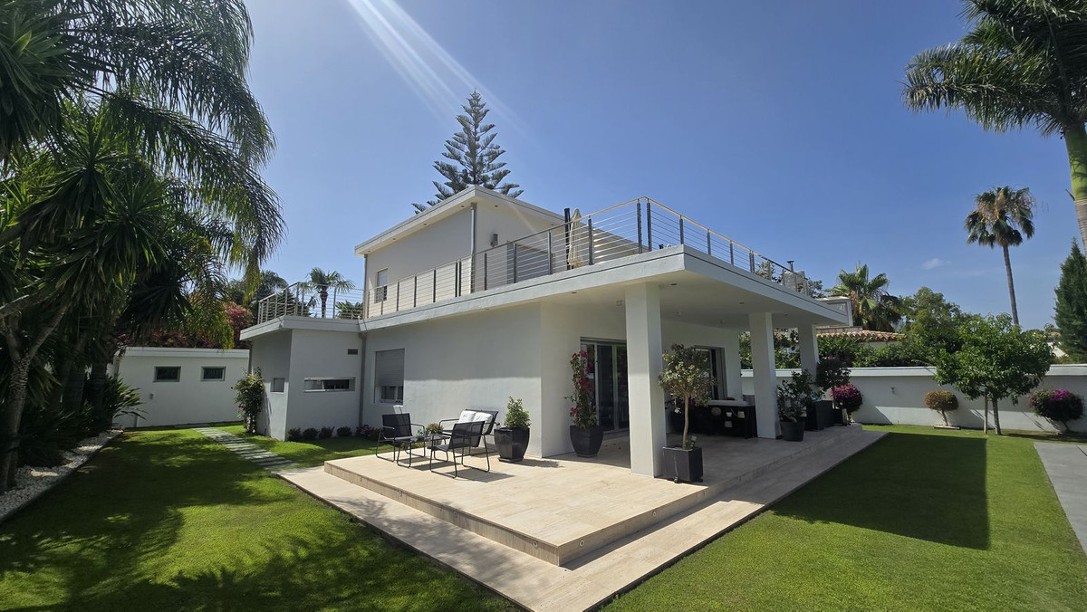 5 Bed Townhouse for sale in Nueva Andalucía Costa Del Sol, Málaga, Spain
