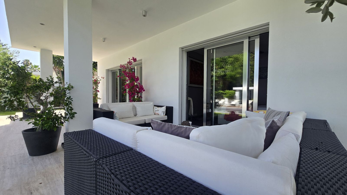 5 Bed Townhouse for sale in Nueva Andalucía Costa Del Sol, Málaga, Spain
