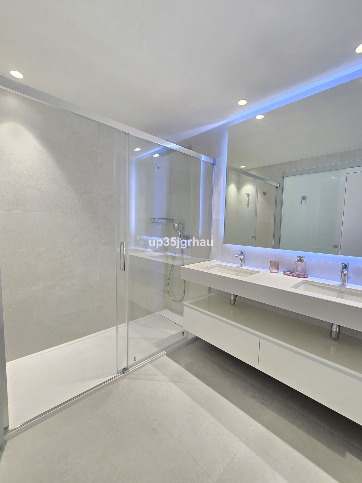 Se vende Apartamento Planta Media de 3 dormitorios en Costa Del Sol, Málaga, España