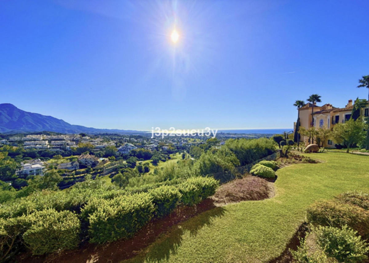 2 Bed Apartment for sale in La Quinta Costa Del Sol, Málaga, Spain