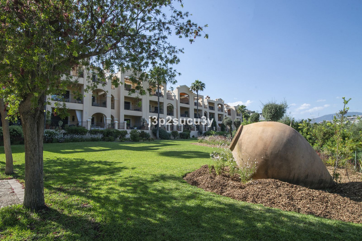 2 Bed Apartment for sale in La Quinta Costa Del Sol, Málaga, Spain