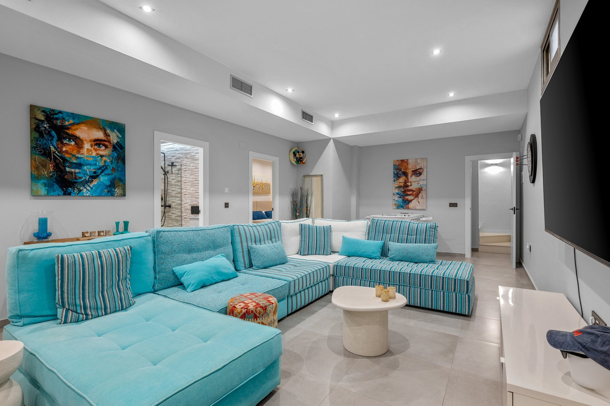 5 Bed Townhouse for sale in Villamartin Costa Blanca, Alicante, Spain