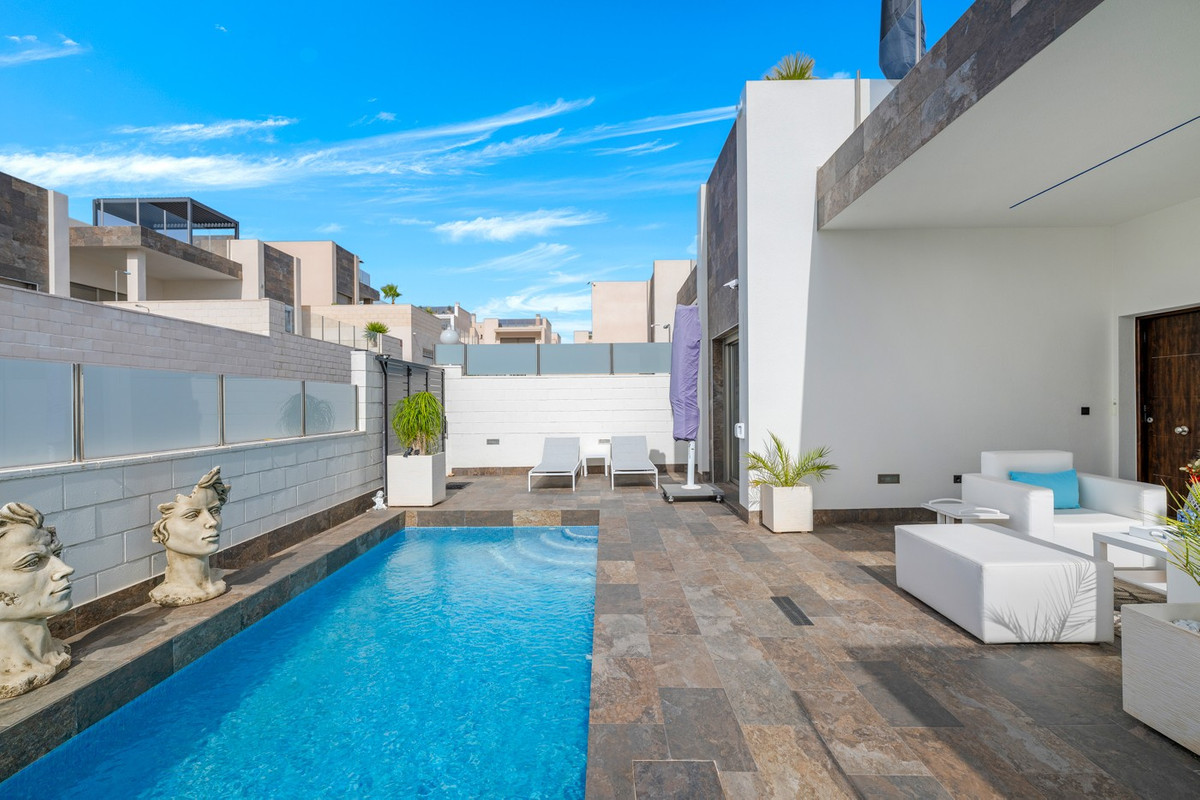 5 Bed Townhouse for sale in Villamartin Costa Blanca, Alicante, Spain