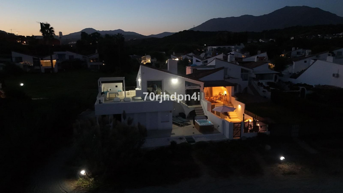 Se vende Villa - Chalet de 4 dormitorios en Costa Del Sol, Málaga, España