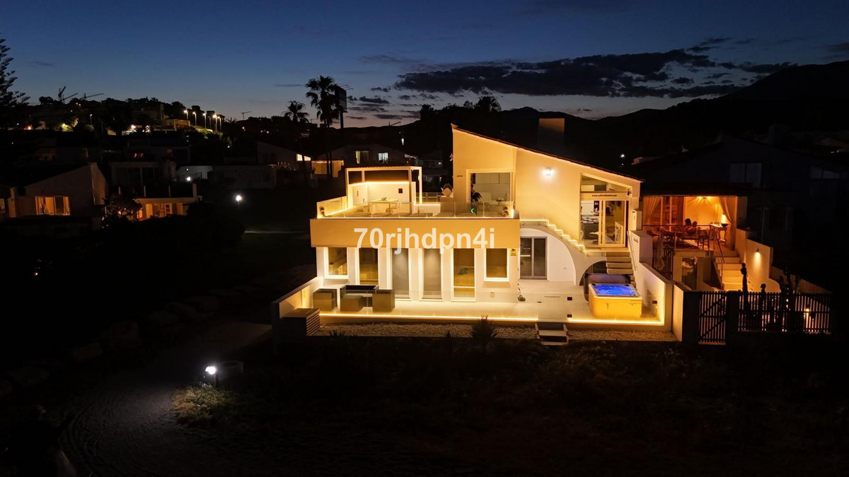 Se vende Villa - Chalet de 4 dormitorios en Costa Del Sol, Málaga, España