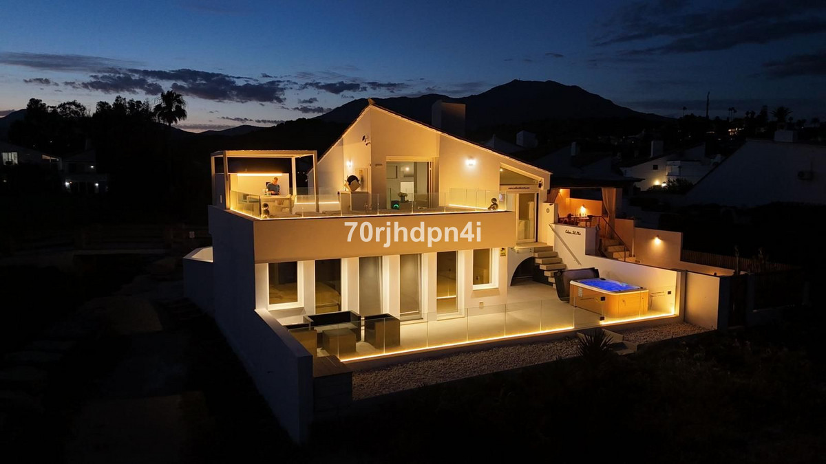 Se vende Villa - Chalet de 4 dormitorios en Costa Del Sol, Málaga, España