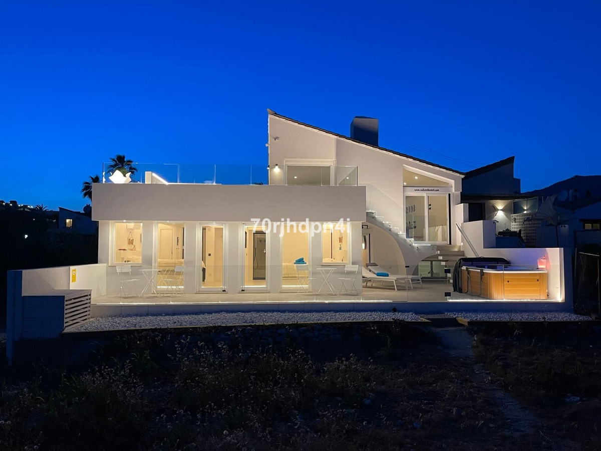 Se vende Villa - Chalet de 4 dormitorios en Costa Del Sol, Málaga, España