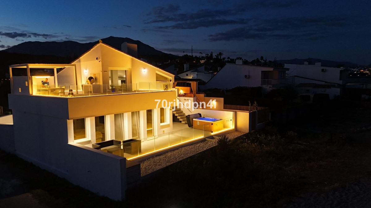 Se vende Villa - Chalet de 4 dormitorios en Costa Del Sol, Málaga, España