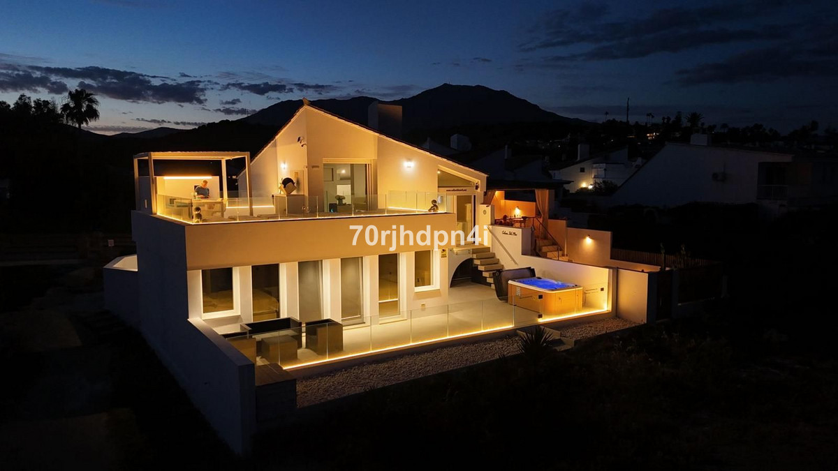 Se vende Villa - Chalet de 4 dormitorios en Costa Del Sol, Málaga, España
