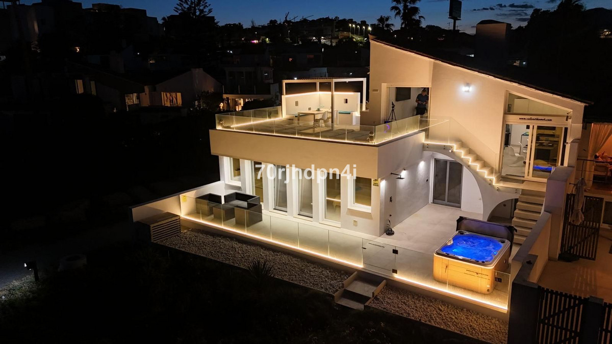 Se vende Villa - Chalet de 4 dormitorios en Costa Del Sol, Málaga, España